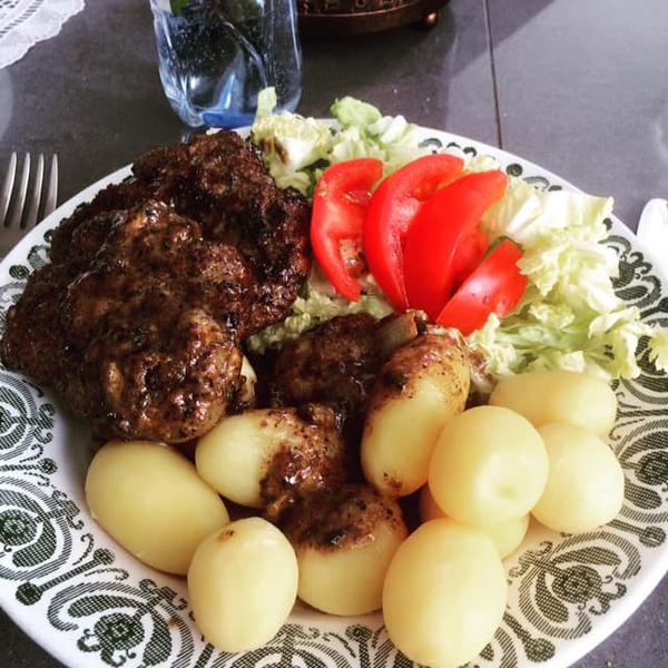 Pannbiff med kokt potatis och löksås