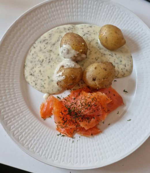 Kallrökt lax med dillsås & potatis