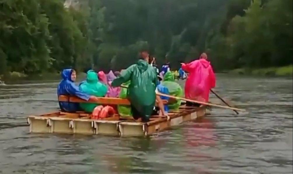 Följ med på en flottfärd på floden Dunajec i Polen