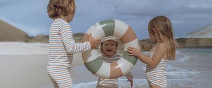 Tre barn som leker med badring