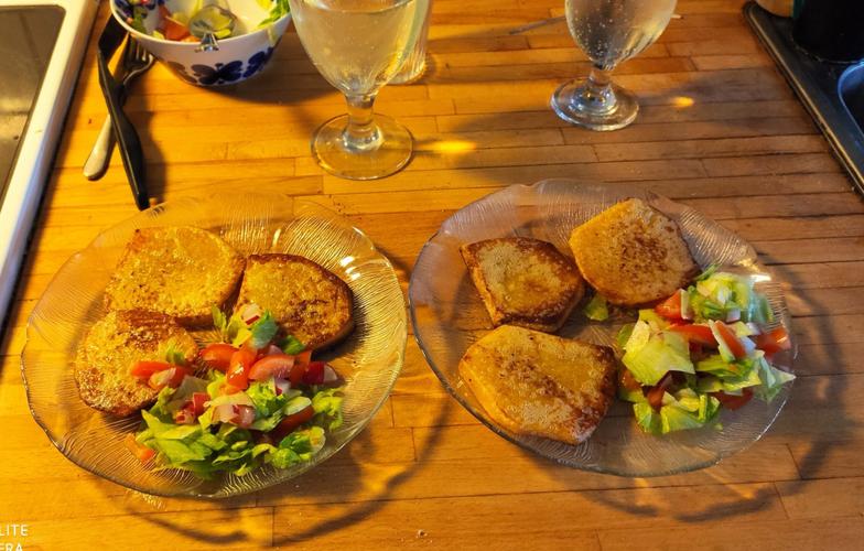 Kålrotsbiffar med sallad