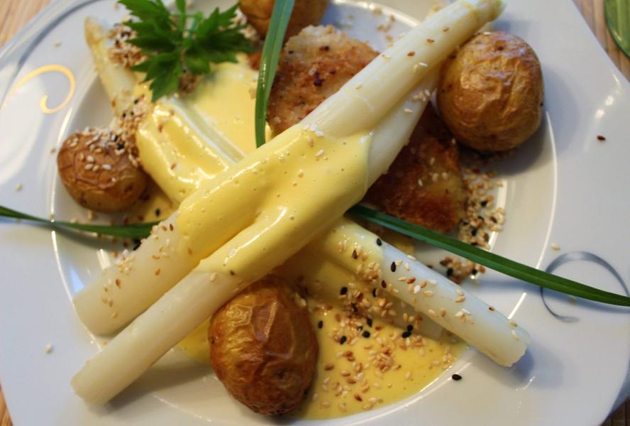 Appenzellerpanerad kycklingsnitsel med vit sparris och apelsinhollandaise