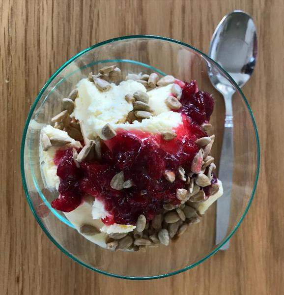 Vaniljglass med rårörda lingon och rostade solroskärnor