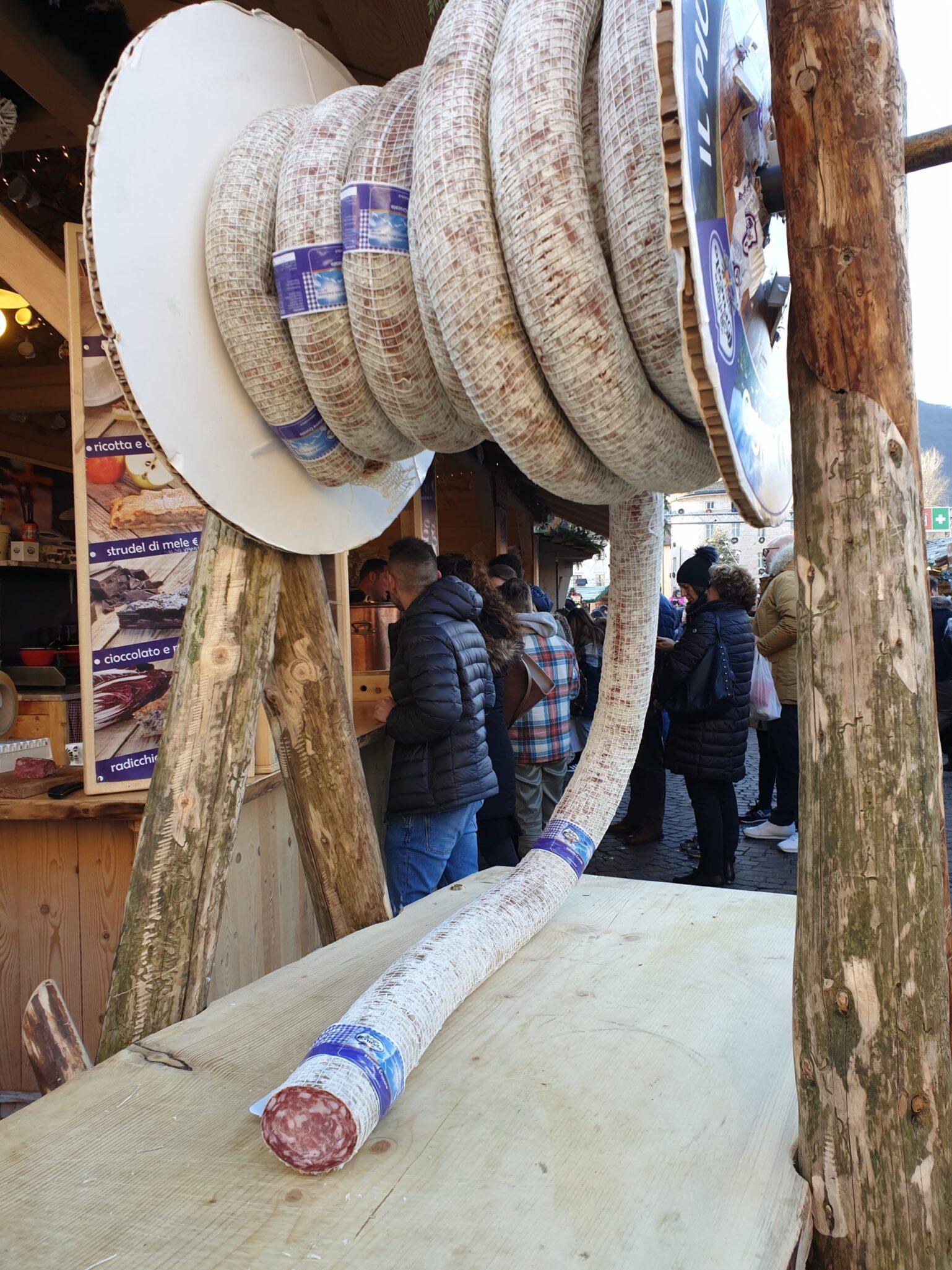 salami-p-metervara-julmarknad-i-trento-scaled.jpg