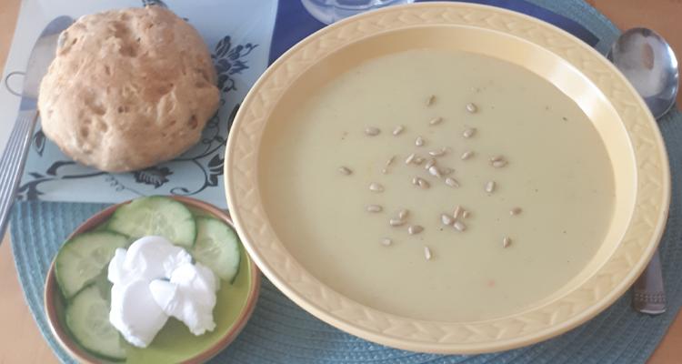 Potatis och kålrabbisoppa med créme fraiche